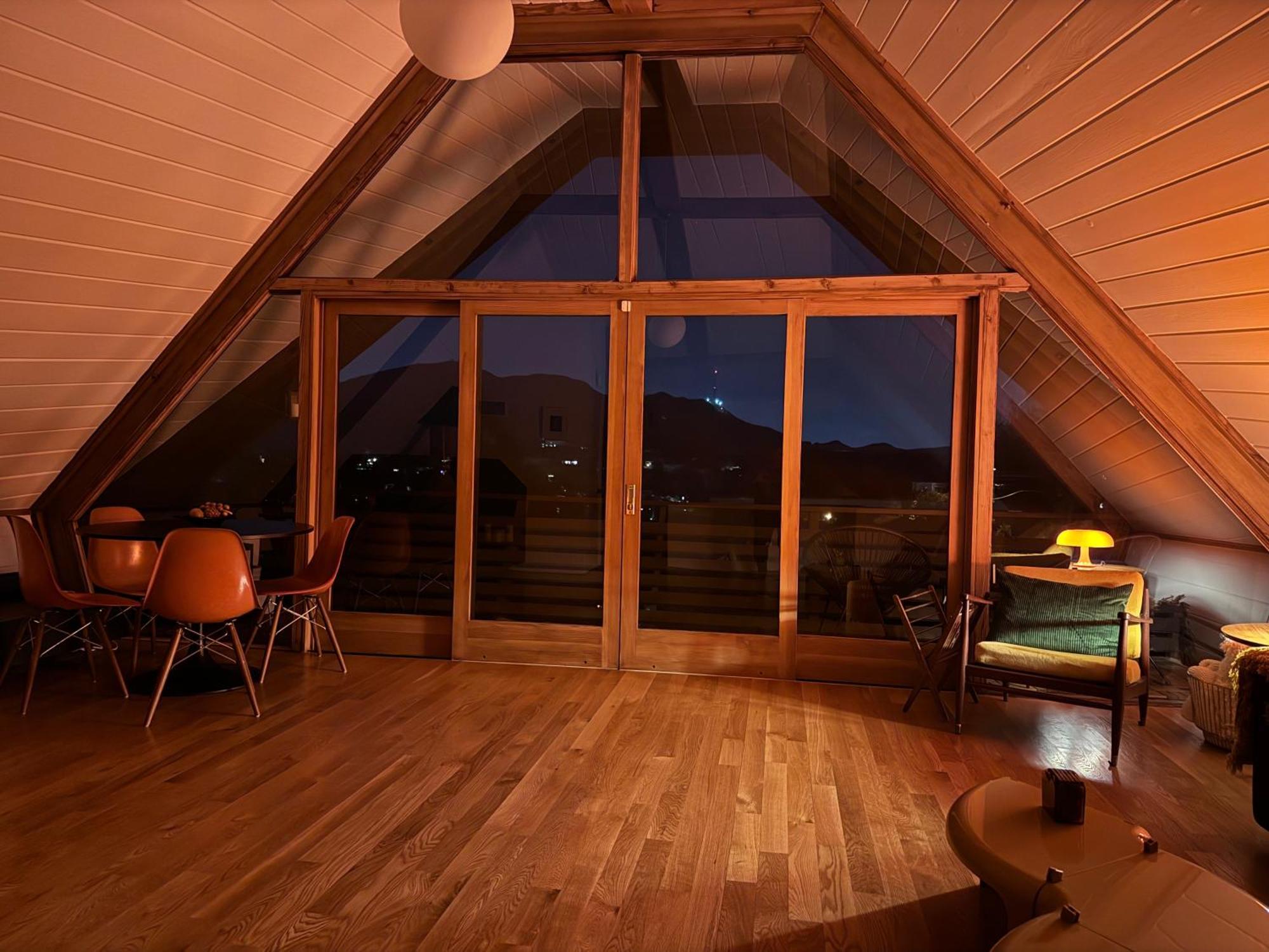 Iconic Gesner Boat House With View Of The Hollywood Sign *