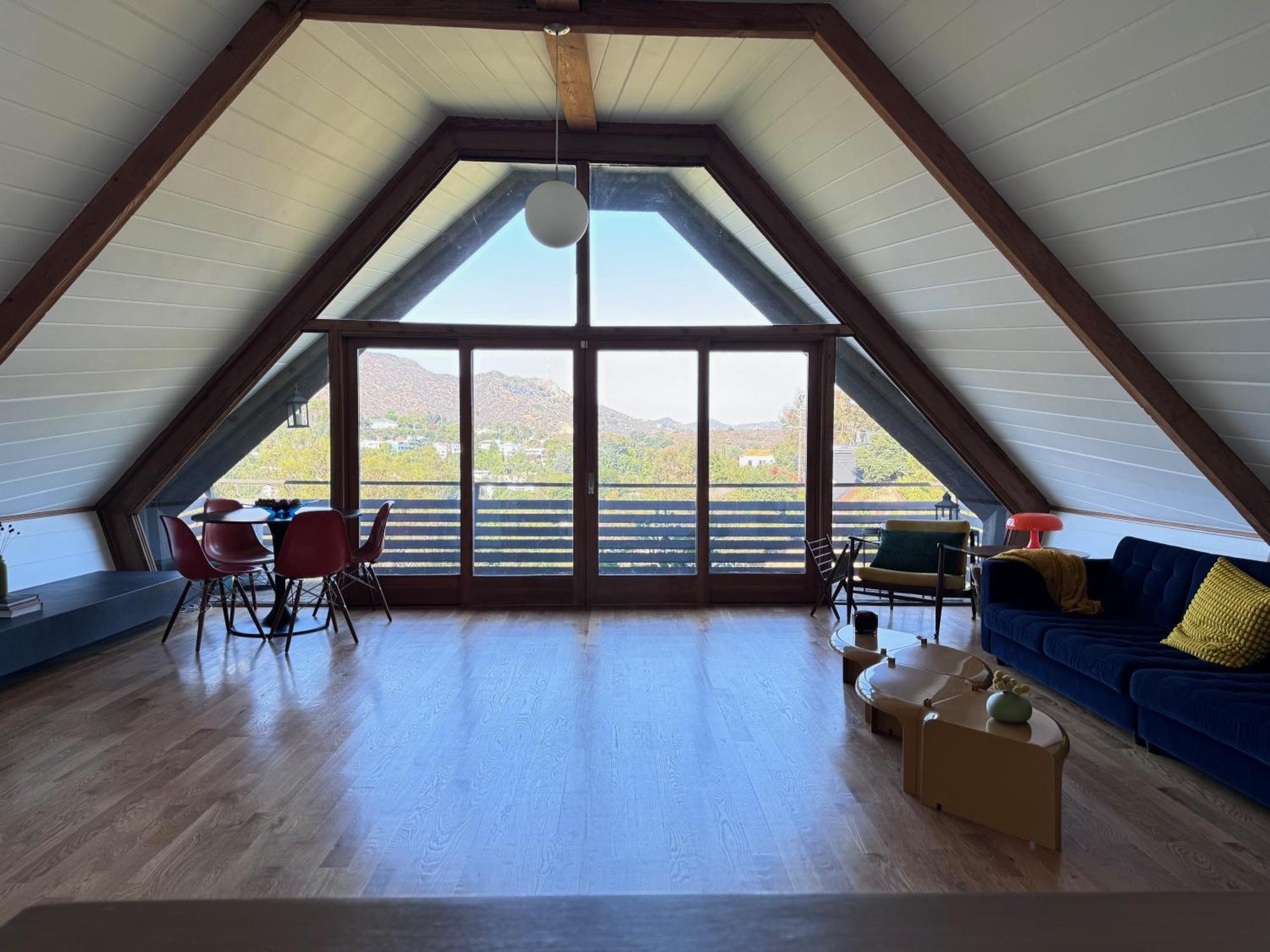 Iconic Gesner Boat House With View Of The Hollywood Sign Holiday home Los Angeles